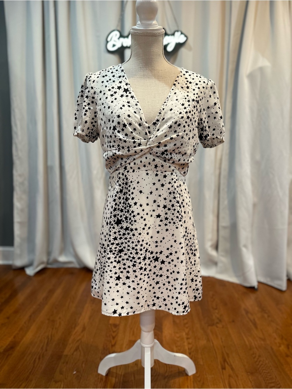 Superdown Miley twist front star pattern mini dress women’s size medium NWOT